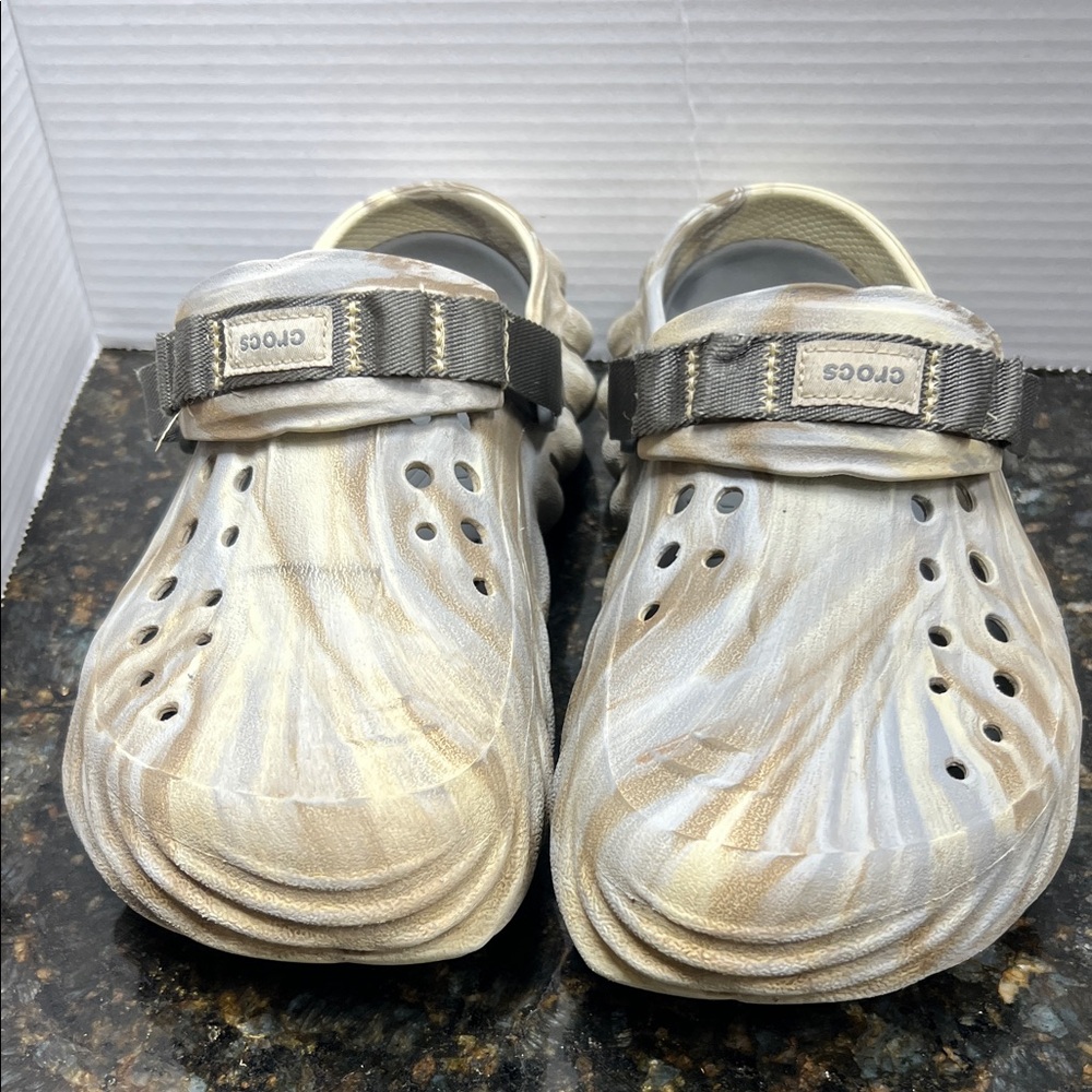 CROCS Men’s Marble-Effect Clog in Beige and Light Gray